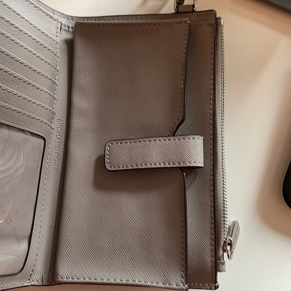 Michael Kors smartphone wallet wristlet - Picture 5 of 5